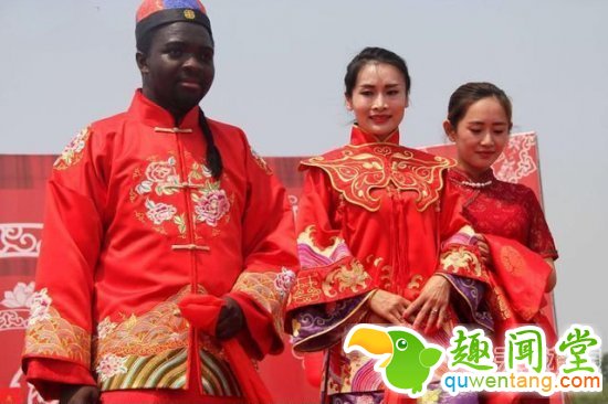 乐开花！黑人小伙迎娶中国娇妻办中式婚礼