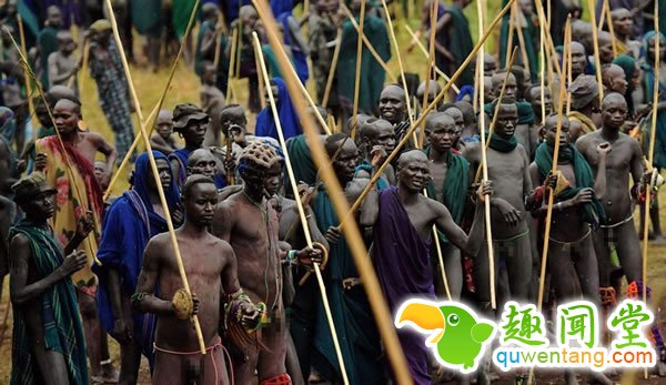 为了她拼了！非洲部落男子赤裸打斗求偶