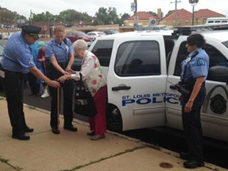 美国102岁老太太被警察带上手铐“逮捕”