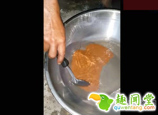 男子矿石中手工提炼出黄金！发大财