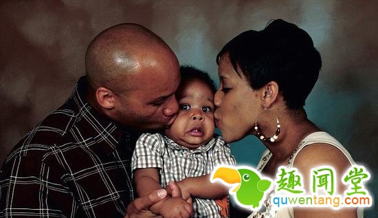 被父母玩坏了的亲子照，宝宝们的表情太亮了~