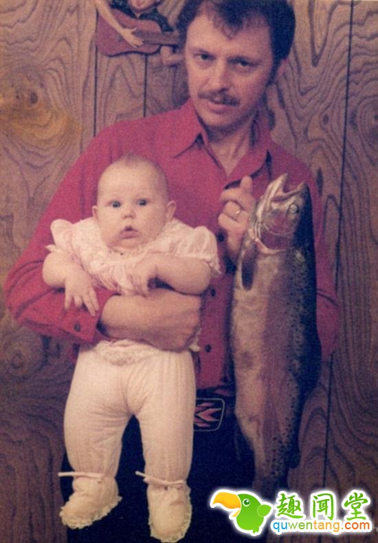 被父母玩坏了的亲子照，宝宝们的表情太亮了~