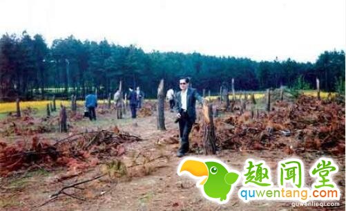 盘点中国10大UFO事件 至今仍是未解之谜  要说这个世界上没有外星人，恐怕很多人都不会相信，特别是对于那些UFO爱好者来说，不管是中国还是国外，在很多古代文献上都对UFO有很多记载，但是它们都存在着极大的不确定性，正因为如此，长期以来这类事件就会引起很多人的关注。  1、凤凰山外星接触事件  1994年5月~6月，黑龙江五常县凤凰山一位名叫孟照国的普通村民多次与外星人接触。外星人先后电击孟照国，对他进行采种，甚至穿墙而来带他参观飞碟基地。该事件报道后，引起了全世界的关注。原中国UFO研究会专家委员会和学术委员会己于1997年8月23日作出了初步的结论，认为这次UFO的事件是真实的。  2、UFO都溪毁林事件  1994年12月1日凌晨三时，火球状的不明飞行物骤至都溪林场，其巨大的声响惊醒了林场职工以及附近居民。众人眼见林场内的四百亩松林被拦腰折断、房顶被毁，奇特的是人畜家禽却无一伤亡，甚至连穿过林区的高压线亦完好无损。  3、上海129UFO事件  2006年12月9日下午4时30分至5时5分，在上海市西部天空中出现了“不明飞行物”，目击者成千上万。随着电视、电台、报纸的大量报导，已引起社会公众的热烈反响，与之相关的各种猜测和推想亦有报道。  4、“杜立巴石碟”之谜  1938年，一支考古队在与世隔绝的巴颜喀拉山脉取得了惊人的发现。他们在山洞中发现了形状奇特的遗骸和数百个神秘的“杜立巴石碟”。据说，当时考古队还在石壁上发现太阳、星星以及其他天体的图画。考古学家推测，这些东西都是1万2千年前外星人造访地球时留下的，但那些山洞后来再也没有被找到过。  5、泰安UFO事件  2005年2月23日(元宵节)，泰安市西北方向上空出现了不明飞行物。摄影爱好者蔡志亭在市政广场中心花园拍摄元宵节烟花时，拍下了这个类似草帽形状的UFO。事件报道后，引起多方媒体的关注，包括中央电视台新闻频道在内的多加媒体先后报道了此次事件。  6、微山UFO活动事件  2003年5月2日晚，山东省微山县欢城镇界牌口村发现不明飞行物，不明飞行物在该村上空飞行逗留2小时之久。对于此事，《济南时报》分别以《微山县出现不明飞行物》和《不明飞行物现微山》为题，先后两次进行报道。  7、“白衣怪人”事件  1967年8月14日夜，符宗杰同其家人坐在村口的桥栏上纳凉时，同时看见5个身穿白衣的怪人。第一个人身形高大，约有3米，后面四人身高逐渐下降，到最后一个时已同普通人类一样高。这5个白衣人在桥上停下脚步，他们东张西望，时而来回走动，时而蹲地忙碌着。约过两三分钟，白衣怪人似乎发现有人在窥视，他们排队离开并消失于附近的小树丛中。  8、哈尔滨UFO事件调查纪实  2001年 8月24日晨1~1：30期间，有UFO列队和变队飞过哈尔滨上空。目击者达上百人，电话汇报目击经过者达30多人。目击者声称自己看到的绝不是流星，也不是飞机、天象及自然天体。这次UFO事件轰动很大，目击者之多、范围之广令人惊叹，哈尔滨《新晚报》8月25日第2版已刊登这则消息。  9、我国两次百万人目击UFO事件  1981年7月24日22时33分至52分出现的螺旋状UFO和1995年7月26日22时0分至25分出现的扇状UFO，我国十多个省直辖市的目击者有上百万，其中就有中国科学院南京紫金山天文台的好几位天文工作者。  10、清代《赤焰腾空》  清代画家如作于1892年(光绪十八年)的画作《赤焰腾空》，绘有许多身着长袍马褂的市民聚集在南京夫子庙朱雀桥头，仰望空中一团火球。这是中国最早的关于UFO的图画，成为今人研究UFO的珍贵历史资料。画家在画面上方落款写到：  “九月二十八日，晚间八点钟时，金陵(今南京市)城南，偶忽见火毯(即球)一团，自西向东，型如巨卵，色红而无光，飘荡半空，其行甚缓。维时浮云蔽空，天色昏暗。举头仰视，甚觉分明，立朱雀桥上，翘首踮足者不下数百人。约一炊许渐远渐减。有谓流星过境者，然星之驰也，瞬息即杳。此球自近而远，自有而无，甚属濡滞，则非星驰可知。有谓儿童放天灯者，是夜风暴向北吹，此球转向东去，则非天登又可知。众口纷纷，穷于推测。有一叟云，是物初起时微觉有声，非静听不觉也，系由南门外腾越而来者。嘻，异矣!”