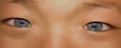 广西现神秘“猫眼男孩 ” 天生蓝瞳孔具有夜视能力  这个世界上有很多科学无法解释的现象，据媒体报道，广西横县南乡镇大化村的学生农有穗，天生具有一双奇特的眼睛，不仅瞳孔是蓝色的，还具备夜视能力，在漆黑的环境下还能够像在白天一样读书写字，就像是长了一双猫眼一样，这究竟是怎么回事呢?  天生一双神奇“猫眼”  记者赶到大化村的时候，学校已经放学了，老师领我们来到了农有穗的家里。刚一看见农有穗，我们都很惊讶。他的眼珠竟然是蓝色的，和西方人的蓝眼睛非常像。再仔细一看，又发现了一个奇异的现象。在黑暗的地方，用手电筒照射瞳孔的时候，农有穗的眼睛竟然能发出一种蓝绿色的光芒，就像是猫的眼睛一样!  农有穗的父亲回忆说，这小孩生出来2个月以后，就有亲戚朋友感觉这孩子的眼睛不一样。最后父亲带他到县城医院看过，当时医生说不要紧，等以后长大，慢慢就好了。  农有穗一天天长大，眼睛却仍然发蓝，没任何变化，不过既不疼也不痒，没什么不舒适的表现，检查视力也都正常，逐渐家里人也就不在意了。  转眼农有穗长到8岁，该上小学了。入学第一天，他就引起了班主任老师的注意。刚开始，老师还以为他眼睛有毛病，怕他看不清楚黑板，特意安排他坐在第一排。但是，农有穗不喜欢坐在前排，他找到老师，主动要求换到后面去。  农有穗性格活泼，喜欢和小伙伴们在一起玩，并不觉得自己和大家有什么不同。但是，时间长了，班主任老师还是发现了他的不同之处。如果在室外，阳光稍微强一点，大家看东西都很正常，农有穗的眼睛却已经眯成了一条缝，视力模糊，看不清东西。老师觉得奇怪，这孩子到了晚上，视力又怎样呢?结果农有穗跟同学们晚上去捉蟋蟀，大家都带着手电筒，只有他不带，他说自己不用电筒也能看见。同学们用电筒一照他，不由都怕了，纷纷说他的眼睛是猫眼。渐渐地，大家都开始觉得农有穗的眼睛确实与众不同。  父亲农仕华也开始留心孩子。他发现，农有穗平常总是喜欢去黑暗的角落，或者是灯光昏暗之处，但看东西仍很清楚，而且两眼发出寒光，确有几分怕人。而且，孩子喜欢晚上出去玩，四野漆黑，伸手不见五指，山路崎岖不平，他却跑得飞快，从来不怕摔倒。  村里人对这件事议论纷纷，一个迷信的说法在悄悄流传：这个孩子是一只猫来投胎，所以才长了这么一双眼睛。  难道，农有穗真是像猫一样，有神奇的夜视能力吗?  网络配图  夜视能力遭到考验  有记者曾经现场测试过农有穗的“猫眼”。他们把楼梯间蒙上一层被子，挡住光线，然后让农有穗钻进去。记者在纸上写下题目，然后带进去，让农有穗做，结果他都成功做了出来。而且，在用来组词的小空格里，他都能准确地填上文字。记者为了印证农有穗的“夜视眼”，让农有穗钻进厚厚的被窝里，然后塞进去一张“黑桃Q”扑克牌，农有穗马上准确地叫了出来。众人接连塞进几张不同的牌，他都能准确无误地说是什么牌。随后，大家又来到一间黑屋子里，把手上拿着的几张钞票给他辨认。其他人都看不清他的面孔，但他却能准确地从人们手上把钱取走，并准确说出了每张钞票的面额。  从这时起，农有穗的“猫眼”就更加名声在外。  猫昼伏夜出，跟同属猫科动物的虎、狮、豹等一样，都有一个引人注目的特点，那就是眼睛：黑夜中视物如同白昼，还闪闪发光，像宝石一样。猫科动物的眼底，都有一层反射膜，由金属元素锌组成，就像一面反光的镜子，即使很微弱的光线，也能被捕捉到，重新反射到视网膜上，更加提高夜视能力，这也是猫科动物眼睛发光的主要原因。  中国农业大学动物医学院教授佘锐萍介绍说：猫科动物的视杆细胞比较发达，可以达到上亿个，人类才一百多个。因此，在黑暗的光线下，猫科动物能看清楚物体，视物能力比较强。而人类在微弱光线下虽也能看见一些东西，但基本只是轮廓，很模糊。  但是，农有穗的眼睛为什么异于常人，在黑暗中视物呢?  记者亲自做了一番实验，我们在村里找了间没有窗户的库房，把灯拉灭，门关紧，屋里就漆黑一团。测试开始，记者先把题目写在纸上，然后在黑暗中把纸交给农有穗，让他逐一辨认，测一下他的夜视能力到底如何。在这种一点儿光线都没有的情况下，结果农有穗的夜视能力就没以前那么神奇了，难道他是紧张而发挥失常了吗?  这时候，同去的宋强医生说出了自己的判断：“从对这个小孩的观察，以及进行的实验来看，我可以判断他不是夜视眼，因为完全黑暗没有光线的时候，他也看不出纸上的字。而当屋顶有一点儿微弱的光线透进去，他才能看见纸上的字。  不过宋强医生还是承认，这个孩子的暗适应能力特别强，远远超出一般人。平时人们由白天突然进入到一个暗室里面，会发现什么都看不见，但在里面待了几分钟后，会慢慢看清周围的一些物体轮廓，这叫暗适应。比如把一个人长期关在黑暗牢房里，他的暗适应能力就会大大增强?；褂幸恢纸凶雒魇视?。比如在汶川地震中，被掩埋的伤员抬出来，都要蒙上眼睛，那就是因为他们已经有了暗适应，瞳孔也放得很大，猛一接受强光刺激，轻则短暂目盲，浑身麻痹，重则永久失明。  那么，农有穗到底是属于哪一种情况呢?  专家揭“猫眼”之谜  为了弄清农有穗的这种夜视能力从何而来，征得家人同意，记者带着农有穗去广西民族医院，请专家卢林德检查。卢林德是该医院的眼科主任，有20多年眼科临床工作经验，但他也说，自己从没见过这样一双会发蓝光的眼睛。  经专业检测，专家发现，农有穗眼球虹膜上的色素细胞缺乏，他的瞳孔因此看上去呈蓝色。西方白种人的蓝眼睛只是虹膜色素细胞比较少，而农有穗的眼睛，不仅虹膜色素细胞缺乏，就连后面视网膜上的色素细胞都没有。农有穗白天在室外感到光线刺眼，就是这个原因。  根据眼底图像，专家确认，农有穗是患有一种先天性的眼型白化病。  卢林德主任说：“我们经?？吹接行┤说耐贩⑹前椎?，皮肤也是偏红偏白的，眼睛也是蓝蓝的，这是因全身色素细胞缺乏引起的，而农有穗的色素细胞缺乏只发生在眼部，全身其他地方都没有?！? 眼睛上的白化病，会使人增强夜视功能吗?  卢林德推断认为，农有穗应该是习惯于在比较暗淡的光线下视物，暗适应更快一些，感光更加舒适，但是暗视力应该并没有增加。为了证实自己的判断，他安排农有穗去做视力检查。首先是明视力，结果农有穗的视力为1.0。然后，关掉光源，在完全黑暗的屋里检查暗视力，发现农有穗很难进行正常辨认。  不过卢林德也说，农有穗更习惯于在暗淡的光线下视物，且比常人的适应能力更强些，所以在黑暗环境下看东西的能力确实比常人要强。  根据人们对猫等夜行性动物的研究，这些动物在黑暗中行动，其实也需要一些微量光线。它们的特殊视网膜能把这些光线聚合起来，提高光线的利用率，以增加夜视能力。这跟农有穗非常相像。  只是，农有穗的特殊眼膜被医生认为是一种先天性的遗传缺陷，目前医学上并无有效的治疗方法，只能在强光下佩戴太阳镜，避免直接光线刺激。不过，让农有穗父亲感到安慰的是，这种病倒不会对农有穗的成长发育造成不良影响。  世界之大无奇不有!