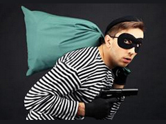 也是拼了！小偷宠物店偷蟒蛇塞裤裆 这是