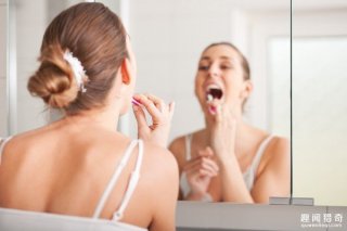 刷牙也要看时机！饭后等半个小时再刷最好