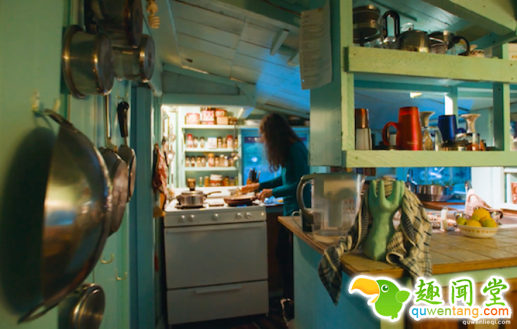 夫妻俩在孤岛建造450吨房子，住25年水上乐园！