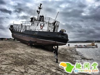 英国滩头漂来诡异幽灵船，没有人，发动机