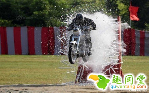 印度军校阅兵彩排 场面堪比杂技表演！ 第4张图片