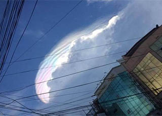 国外上空现鲸鱼彩虹云 令人惊叹不已