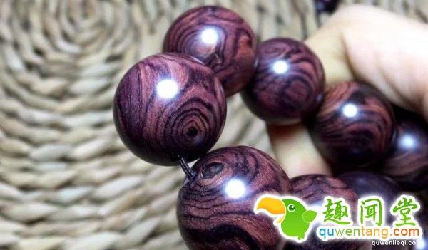 一位土豪花了150万买了一根像条蛇的?；颇玖?，当众就找人切开木材后，里面的东西竟让他一夜变成千万富翁...