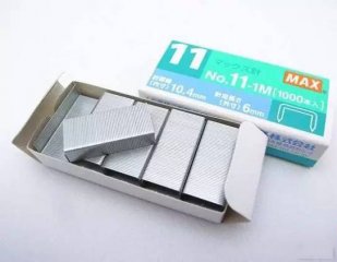 大家都模仿他把回纹针别在蚊香上，夏天这