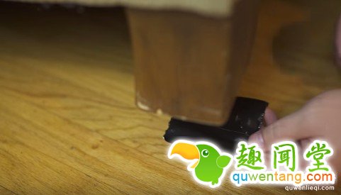 他先是用胶带这样把瓶子给环绕贴起来，接下来的超完美物品就是你每天都需要的完美物品！