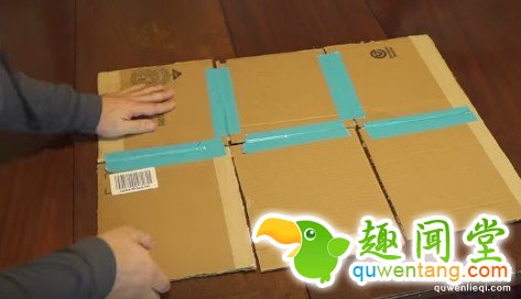 他先是用胶带这样把瓶子给环绕贴起来，接下来的超完美物品就是你每天都需要的完美物品！