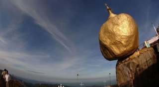 堪称奇景！ 一块看似随时都会滑落却存在