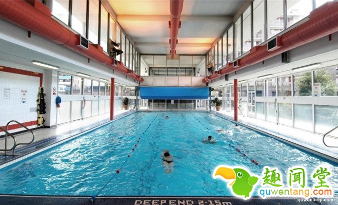 流泪流汗都是奢侈，游泳池就是地狱，这个对水过敏的女人活得很艰辛