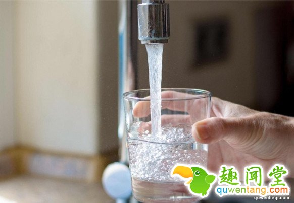 流泪流汗都是奢侈，游泳池就是地狱，这个对水过敏的女人活得很艰辛