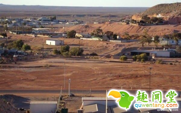 整个村庄1600人都生活在地下，生活设施一应俱全