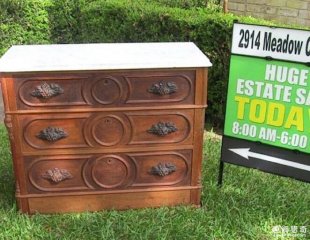 老人二手市场买了个没人要的破衣柜 打开