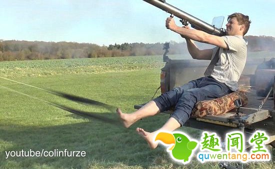 美国一名男子发明火箭发射器 只为脱袜子(图)