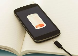 英国发明手机新玻璃屏幕技术 每星期充电