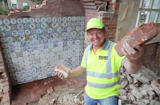 工程队拆房时天降横财 发现价值50万元古董