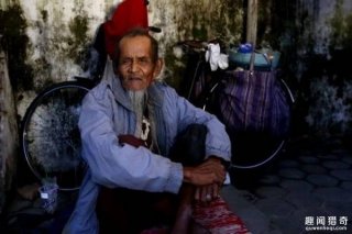 厉害了！印尼百岁拾荒阿公精通7种语言