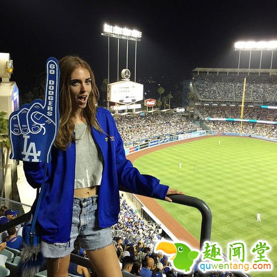 摒弃老套的自拍+v字手，看别人如何心机晒照片！