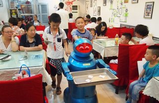 中国餐饮机器人赴美国现场制作油焖大虾