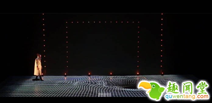 地上的黑洞，还会随著舞者的脚步改变。