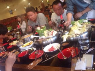 太重口！牛粪火锅你听说过吗？反正我是拒