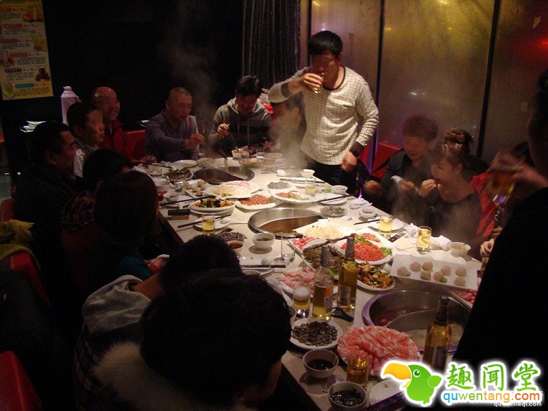 贵州特色美食牛粪火锅：煮时牛粪味，吃时极美味！(4)