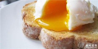 把蛋用保鲜膜包起来放到水中煮，最后的成