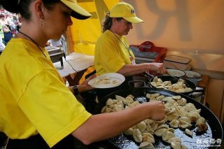 中国饺子也出国，只不过变了模样 你还能