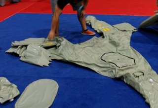 软体无人飞机首次公开亮相 空中掉下摔不