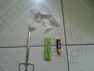 能想到么，口香糖纸配合电池能取火！求生