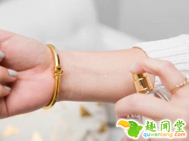 想香水持久留香吗？使用这17个惊天技巧就可以了