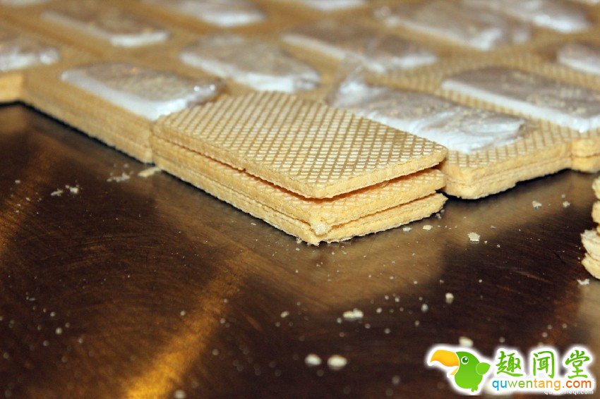 男子带着一批「夹心饼乾」过境，却被警察拦下并要求他「吃一块」。。。瞬间被吓得腿软！