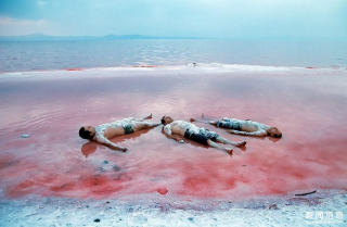 一座湖泊正在“死去”，湖水由深绿变血红