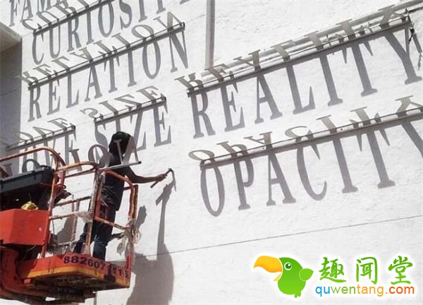 白色建筑上“隐藏著的文字”，当你看到它移动时就是见证时间具象化的奇妙瞬间--趣味说