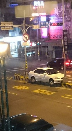 这司机停车技术真牛！我想知道这到底是怎么停上去的 第1张图片