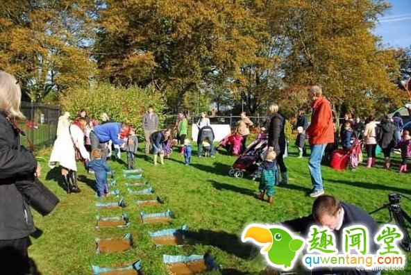 英国举行跳水坑比赛 各地的萌娃们都前来参赛 第6张图片