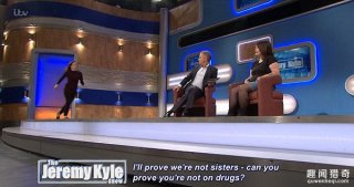 脱口秀主持人台上被殴打