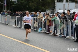 厉害了我的哥，穿拖鞋跑马拉松，这也太疯