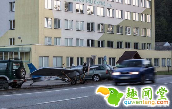 捷克男子用两年时间自制木质飞机，开飞机上下班