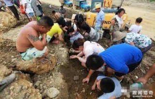 湖南工地惊现古币，村民齐挖宝?。?！