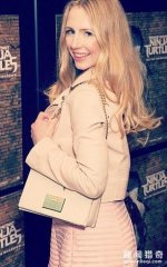 假发受英国美女热捧 美丽背后藏着更多的