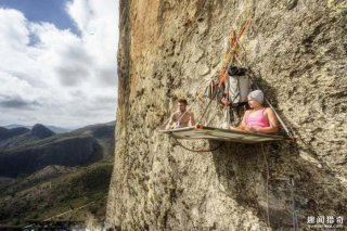 房价已经高到无处可居？这俩人为啥在悬崖