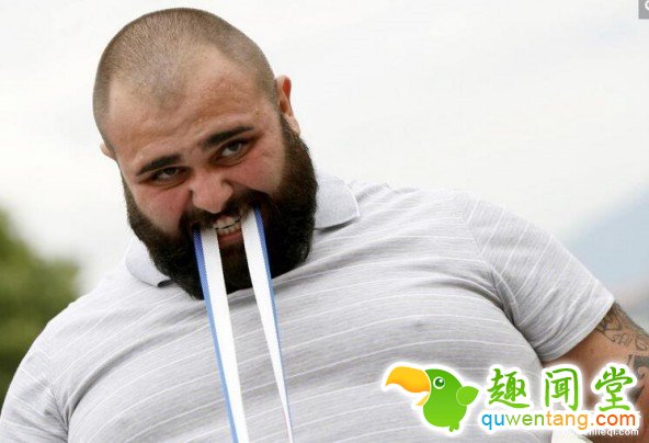 22岁大力士用牙齿咬着绳子拖动4辆汽车！ 第2张图片