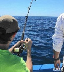 男子海上钓到不明粉色怪鱼，这种样子难道